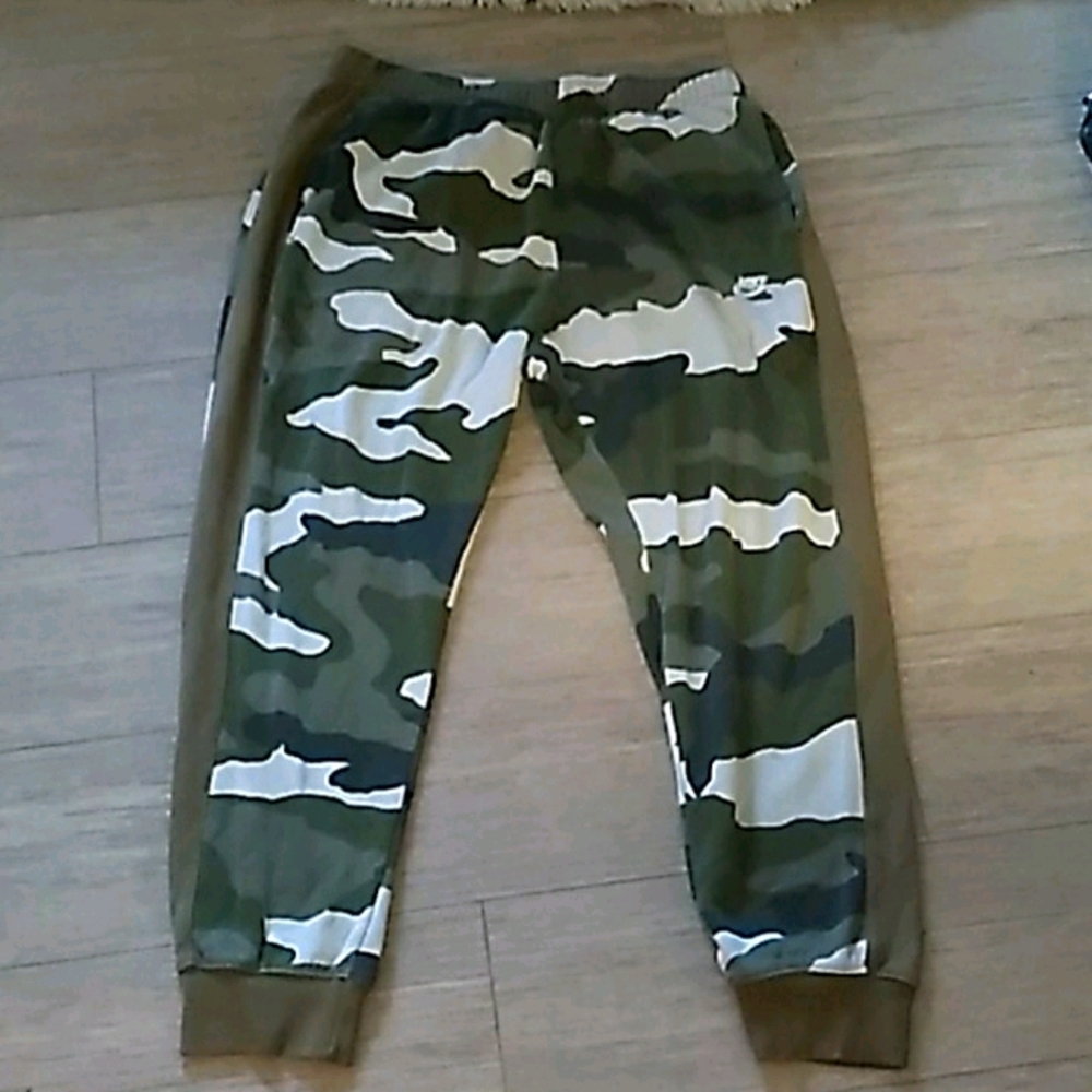 Large men sweatpants, Adidas, army color themed.